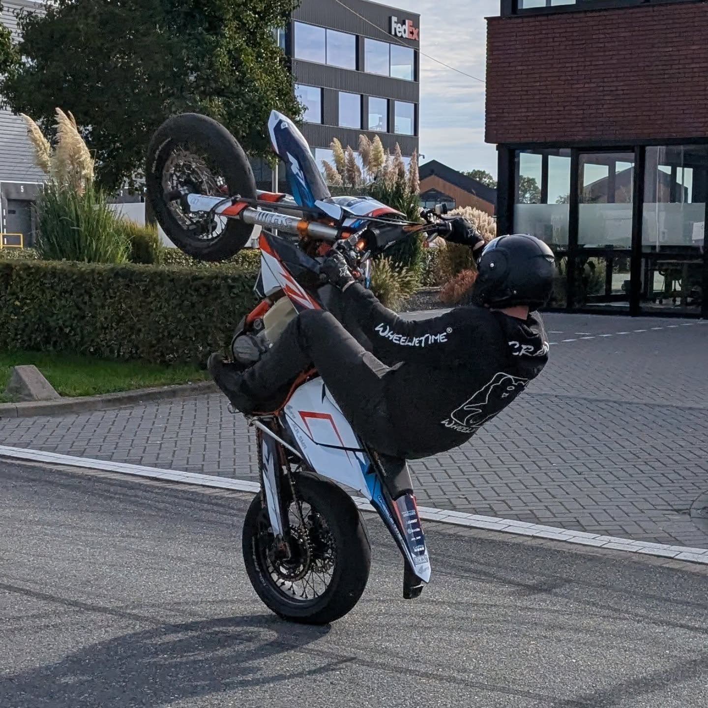 Mr. @jer_smr At Work!

WheelieTime.com