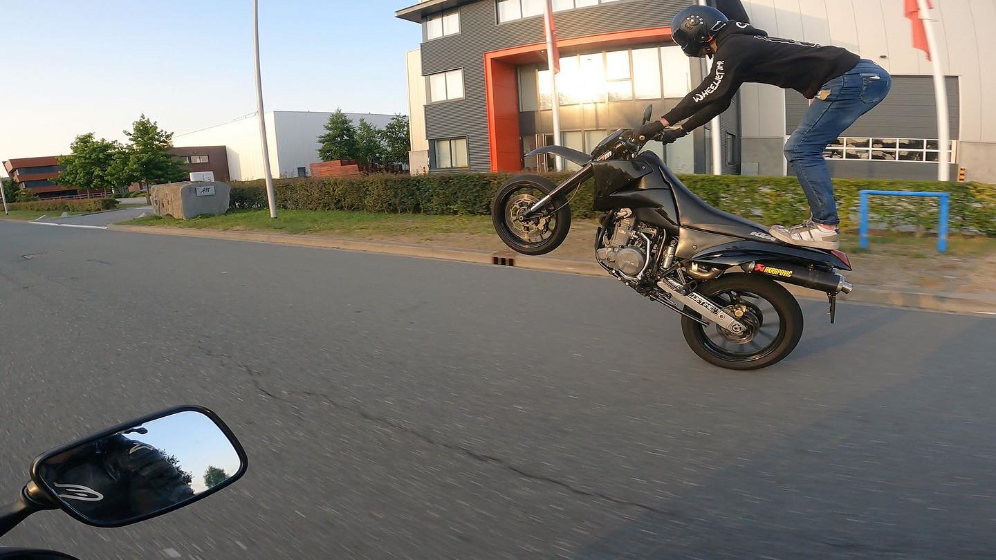 @roywheelie showing his 🍑

#wheelie #wheeliewednesday #bikelife #sunsoutbunsout